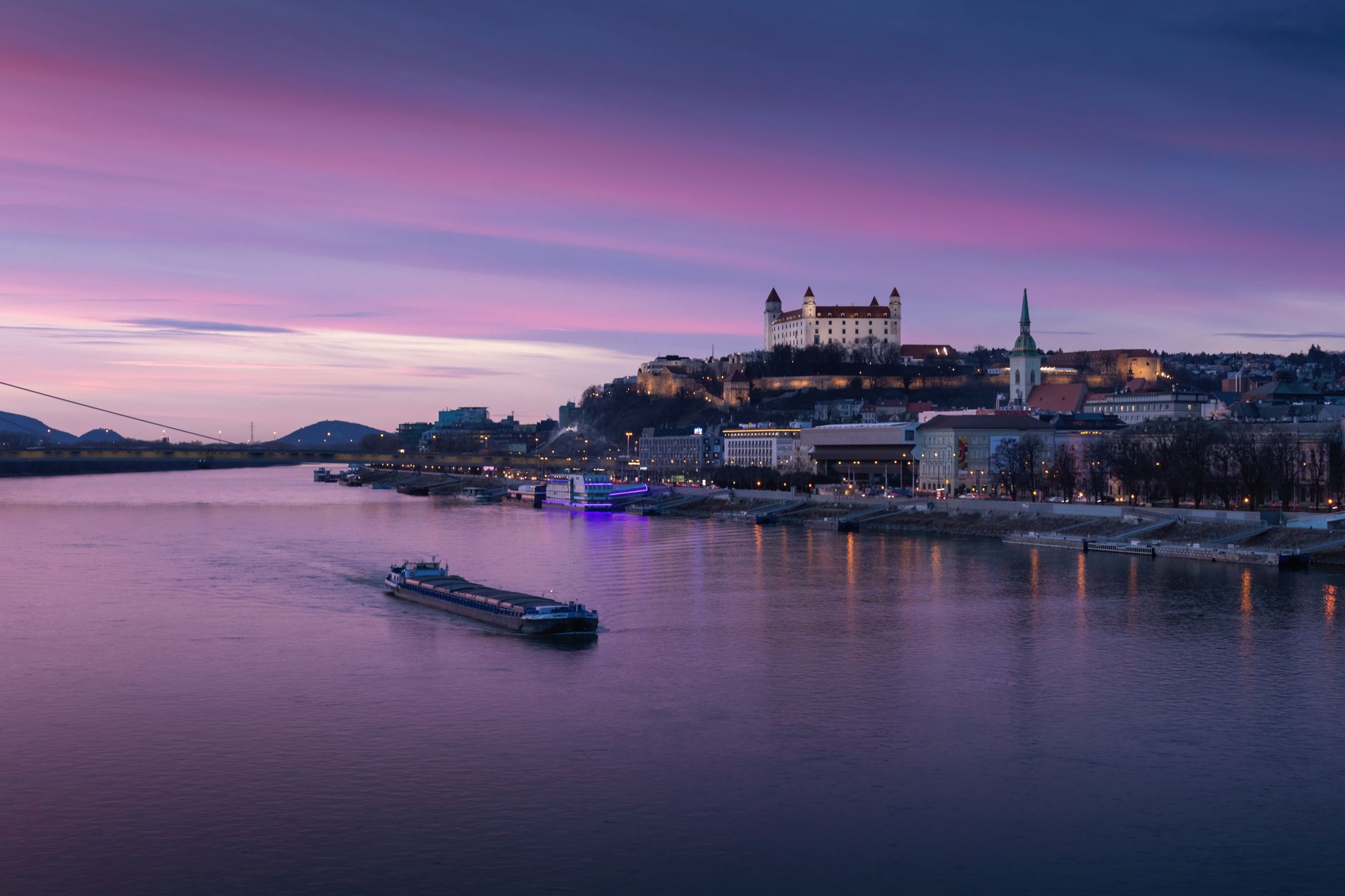 Slovakya vize danışmanlık - Bratislava Kalesi ve Tuna Nehri