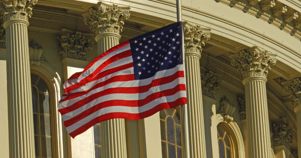 Amerika Konsolosluğu - ABD bayrağı ve Kongre Binası