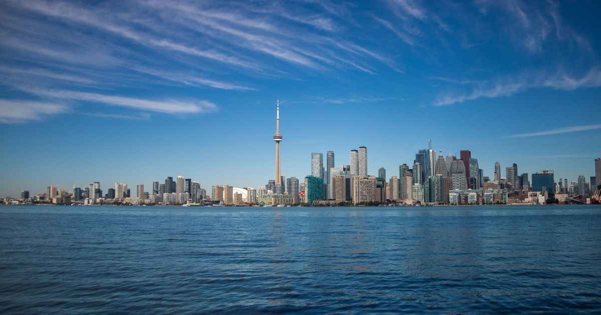 Kanada Konsolosluğu - Toronto silueti ve CN Kulesi